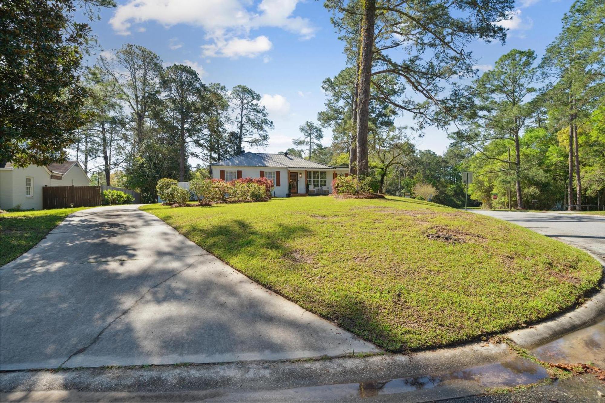 Urban Farmhouse With A Modernism Twist! Home Moultrie Exterior photo